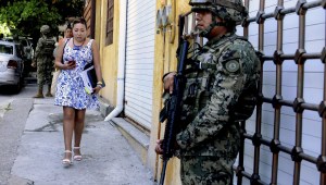 Un miembro del Ejército de México durante el operativo para tomar el control de la Policía de Acapulco, en Guerrero. (Crédito: FRANCISCO ROBLES/AFP/Getty Images)