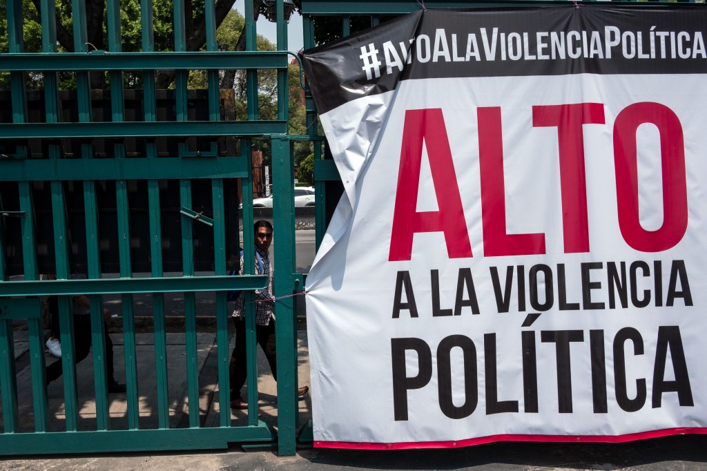 Cartel en contra de la violencia política antes de las elecciones en México. (Crédito: GUILLERMO ARIAS/AFP/Getty Images)
