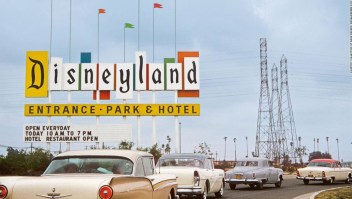 Bienvenido a Disneyland: Chris Nichols, historiador de la arquitectura y fanático del parque temático, ha escrito sobre la historia de origen de Disneyland en su nuevo libro "Walt Disney's Disneyland". En la foto: el cartel original de Disneyland en Harbor Boulevard, que saludó a los invitados desde 1958 hasta 1989