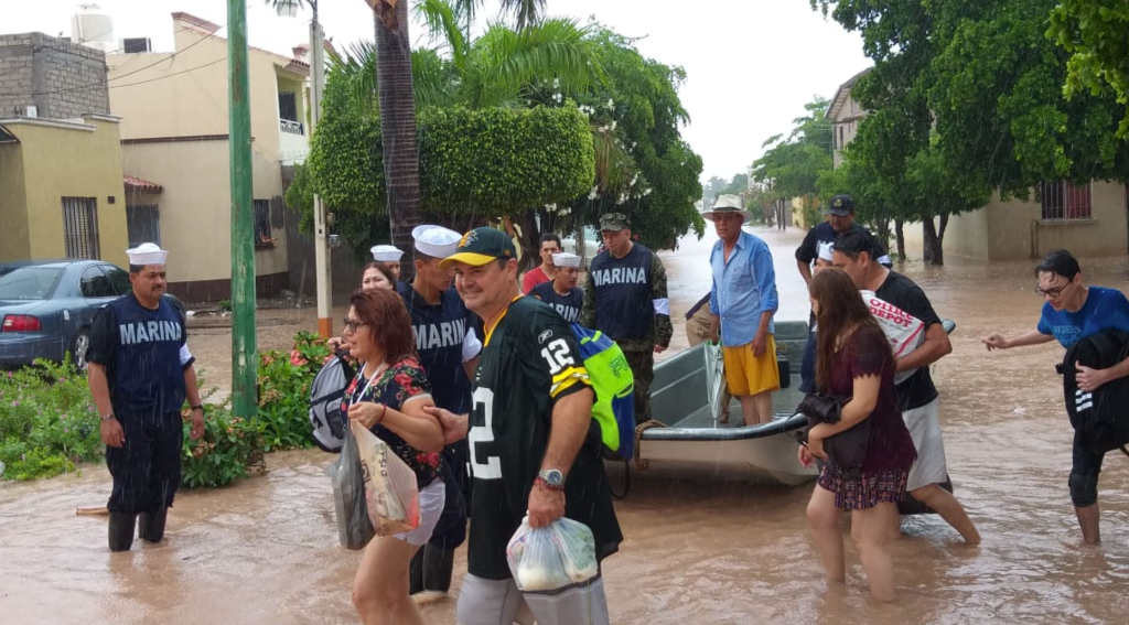 Personal de la Marina ayuda a vecinos de Sorona tras las inundaciones. (Crédito: Semar).