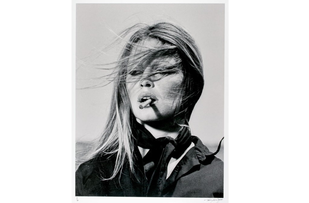 Esta impresión del fotógrafo británico Terry O'Neill es parte de la subasta "Made in Britain" de Sotheby's. Se estima que venderá por entre 7.000 y 10.000 libras (9.100 - 13.100 dólares). 