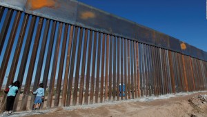 El presidente Donald Trump advierte sobre militarizar la frontera. ¿Puede hacerlo?
