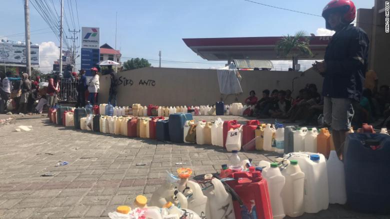 Las botellas se alinean frente a una gasolinera en Palu el martes, esperando ser llenadas con un combustible precioso.