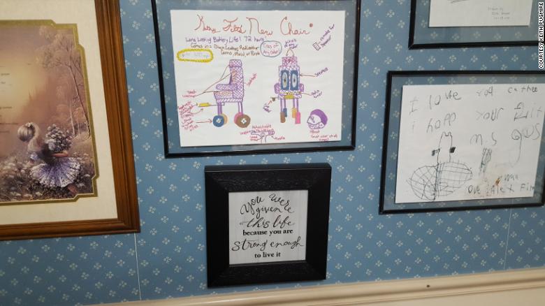 La pared de Kathy Felt está cubierta con dibujos y notas de los hijos de voluntarios.