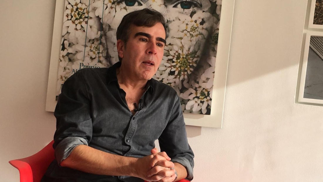 El escritor colombiano Jorge Franco lanza su nueva novela 'El cielo a tiros'