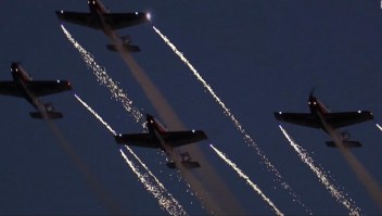 Equipos de acrobacia aérea se presentaron en el norte de China