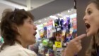 Mujer defiende a dos hispanohablantes en una tienda