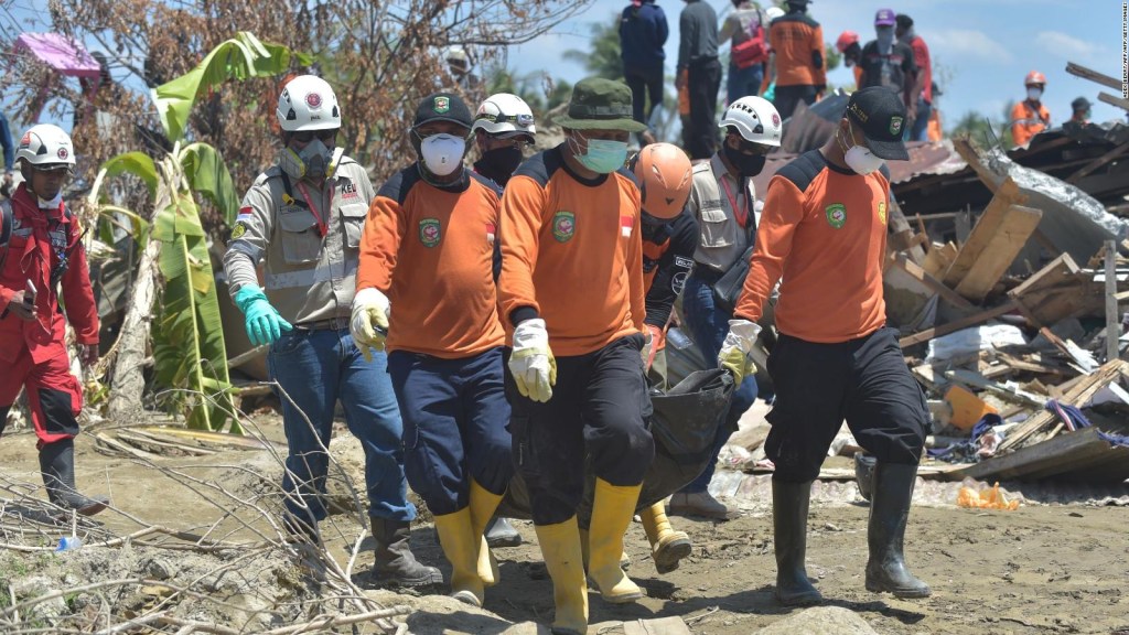 Rescatistas trabajan en la búsqueda de sobrevivientes en Indonesia