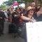 Manifestantes marchan con cerveza en mano en contra de Kavanaugh