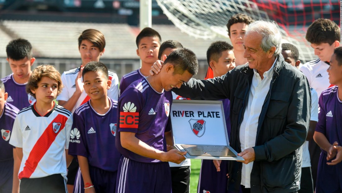 Niños de Tailandia juegan al fútbol en Argentina