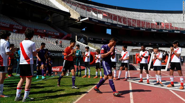 El equipo "Wild Boars" ingresa al campo para el partido amistoso contra el equipo juvenil de River Plate.
