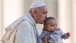 El papa Francisco compara el aborto con un sicario