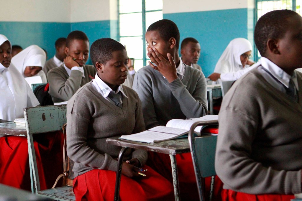 Los estudiantes asisten a clase en la escuela secundaria de Arusha.Las estudiantes asisten a clase en la escuela secundaria de Arusha.