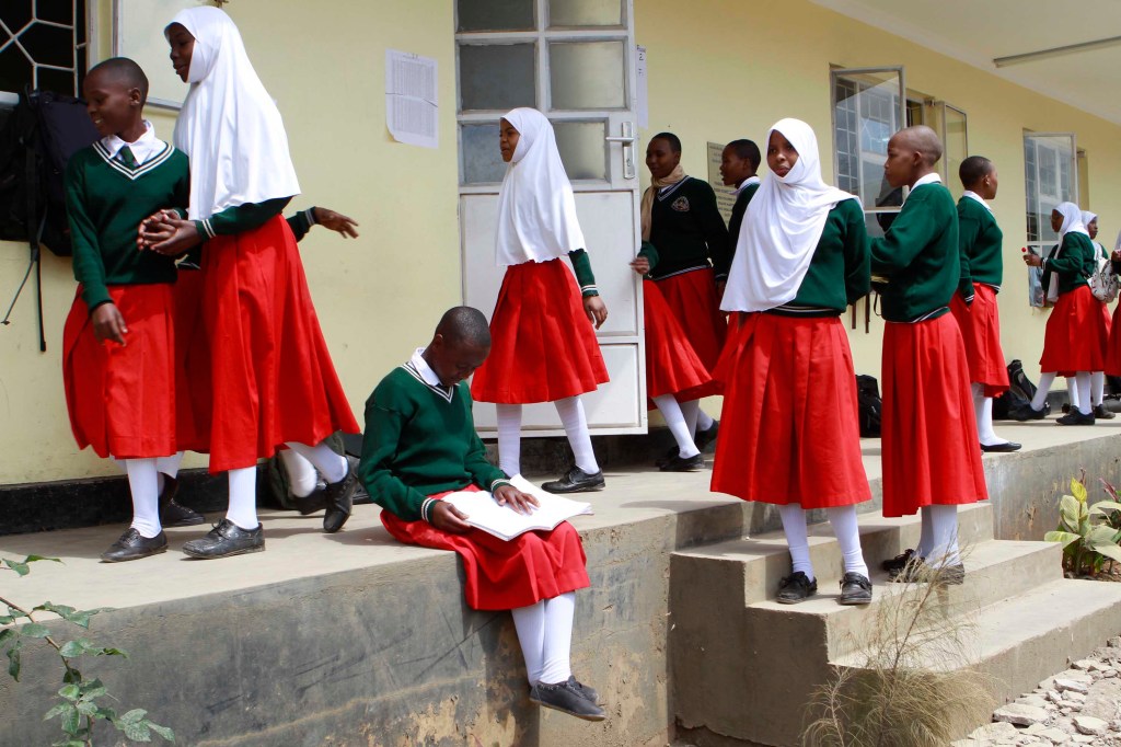 Las niñas se reúnen entre clases en la escuela secundaria de Arusha. Al menos una vez por semestre, después de regresar de las vacaciones, las niñas son reunidas en el comedor para una prueba de embarazo obligatoria.