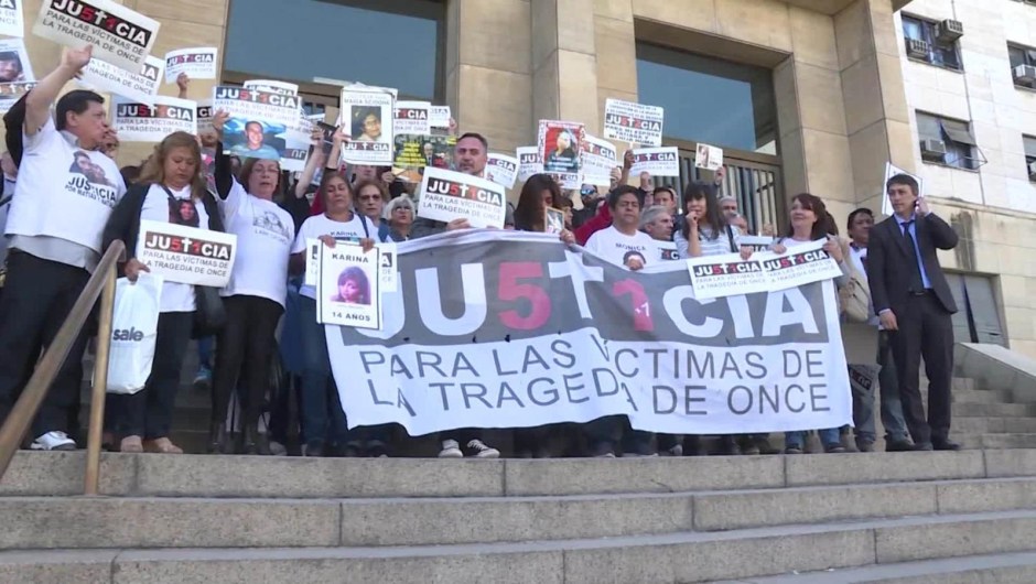 Familiares de víctimas de la tragedia de Once celebran condena contra de Vido