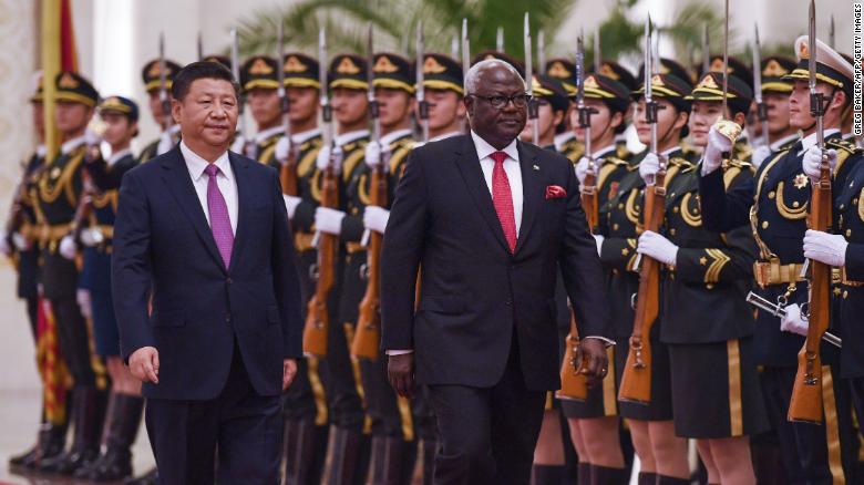 El expresidente de Sierra Leona, Ernest Bai Koroma, con el presidente chino, Xi Jinping, en Beijing en 2016.