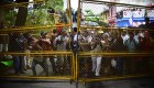 Caravana de centroamericanos corren para cruzar al frontera Guatemala-México