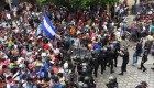 "¡México, México", grita la caravana de centroamericanos pidiendo que los dejen cruzar