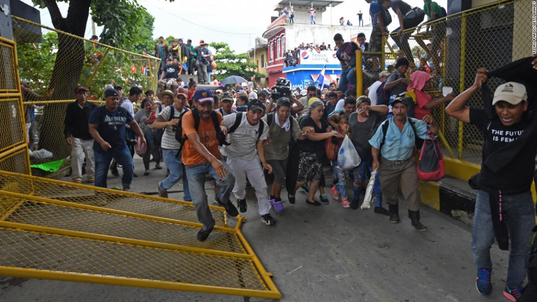 FOTOS Caravana de inmigrantes centroamericanos intentan cruzar