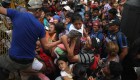 Así fue el caos del ingreso a México de la caravana de migrantes