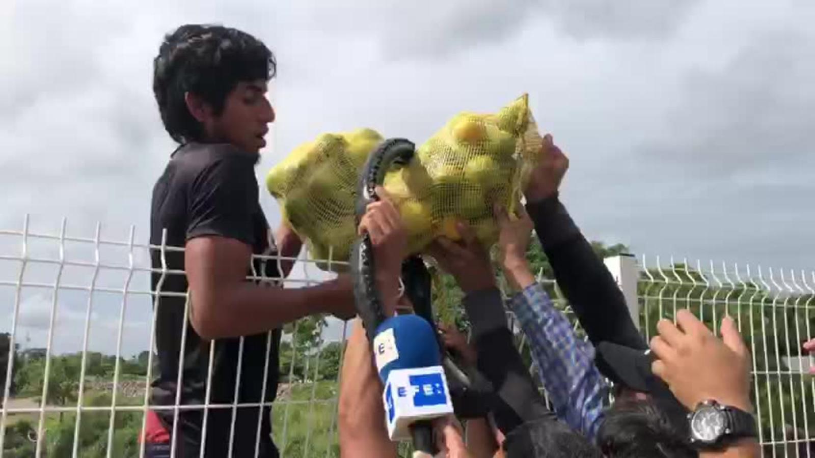 Suben bolsas de comida desde el r o Suchiate para la caravana de