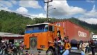 Migrantes hondureños secuestran camiones para romper cerco de policías