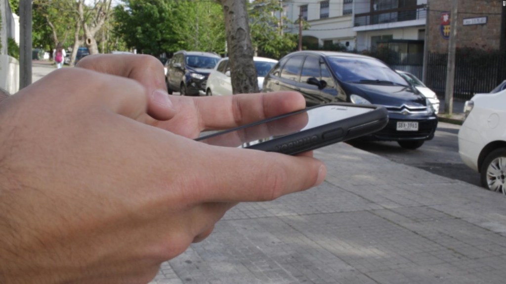 Uruguay busca prohibir uso del celular al cruzar la calle