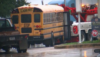 Camión impacta un autobús escolar en Texas