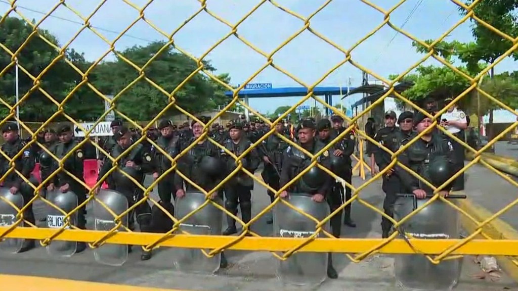 Masiva caravana de hondureños trata de ingresar a aduana de Guatemala