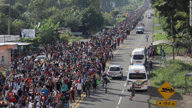 La caravana migrante retoma su camino hacia el norte desde la