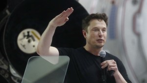 Elon Musk habla en una conferencia de prensa en la sede de SpaceX el 17 de septiembre de 2018 en Hawthorne, California. Crédito:Mario Tama / Getty Images.