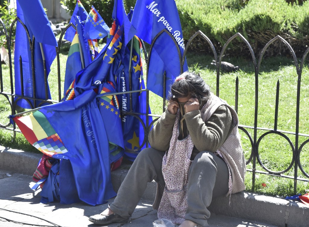 Un vendedor de banderas de Bolivia llora tras conocer la resolución de La Haya. (Crédito: AIZAR RALDES/AFP/Getty Images)