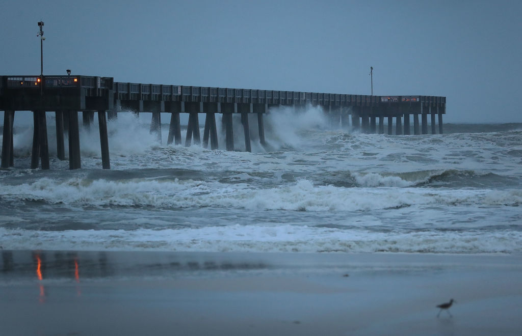 Las olas rompen a lo largo de un muelle el 10 de octubre de 2018 en Panama City Beach, Florida. Crédito: Joe Raedle / Getty Images