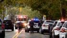 Agentes de Policía acuden a una sinagoga en Pensilvania al ser alertados de un tiroteo. (Crédito: Jeff Swensen/Getty Images)