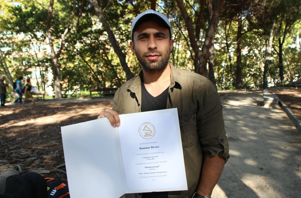 Rammar Rivero posa con el certificado de su Grammy por una canción que escribió para el grupo venezolano 'Guaco'. (Crédito: Ángela R. Bonachera/CNN en Español).