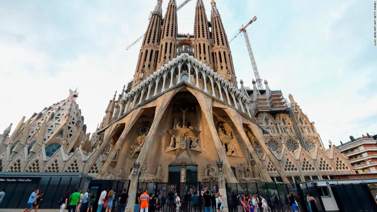 La iglesia de la Sagrada Familia en Barcelona obtiene un permiso de  construcción, 136 años después | CNN