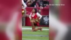 Una porrista de la NFL genera controversia al arrodillarse durante el himno