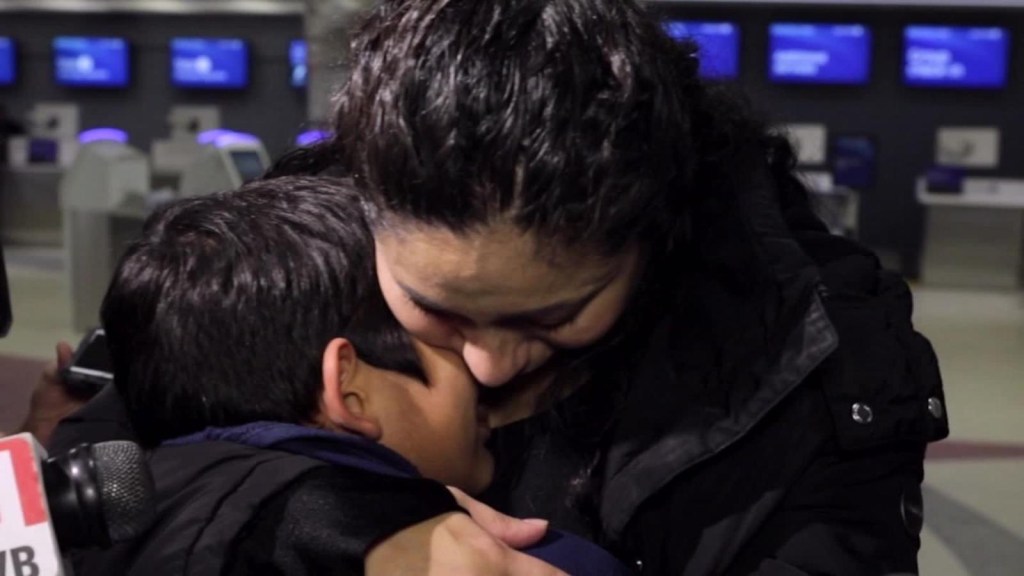 Madre salvadoreña se reúne con su hijo después de 5 años