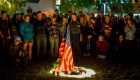Vigilia en Thousand Oaks en honor a las víctimas del tiroteo