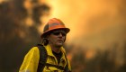 Los bomberos luchan contra las llamas en California