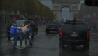 Una protesta en topless apura la caravana de Trump en París, hay 3 detenidas