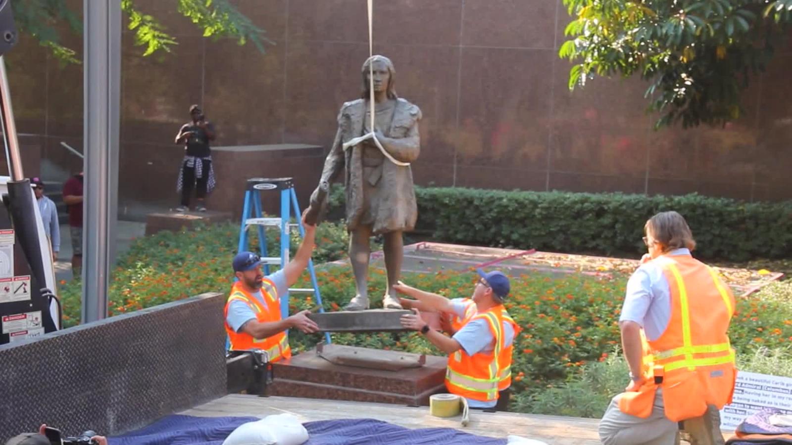 Retiran estatua de Cristóbal Colón del centro de Los Ángeles