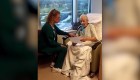 Esta enfermera canta para ayudar a un paciente