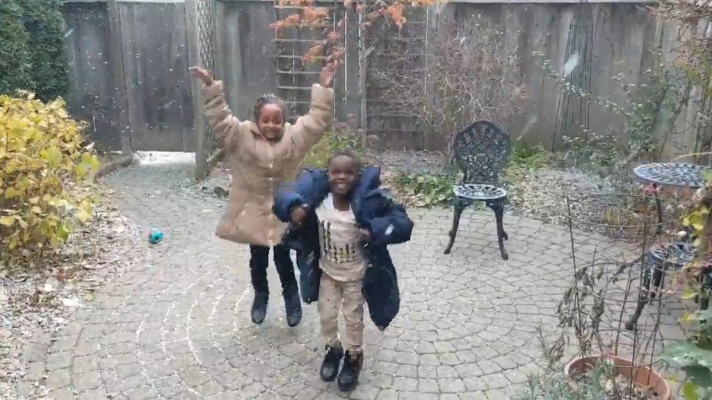 Mira la reacción de estos niños refugiados al ver la nieve