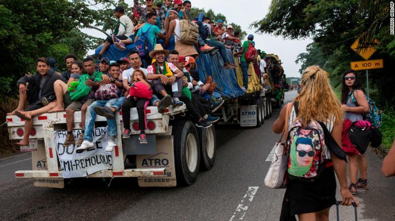 La caravana est a apenas pasos de EE.UU. pero cruzar legalmente