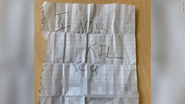 La segunda nota, recibida por la alumna de quinto grado el martes. CNN ocultó partes de esta fotografía para proteger la identidad de la víctima.
