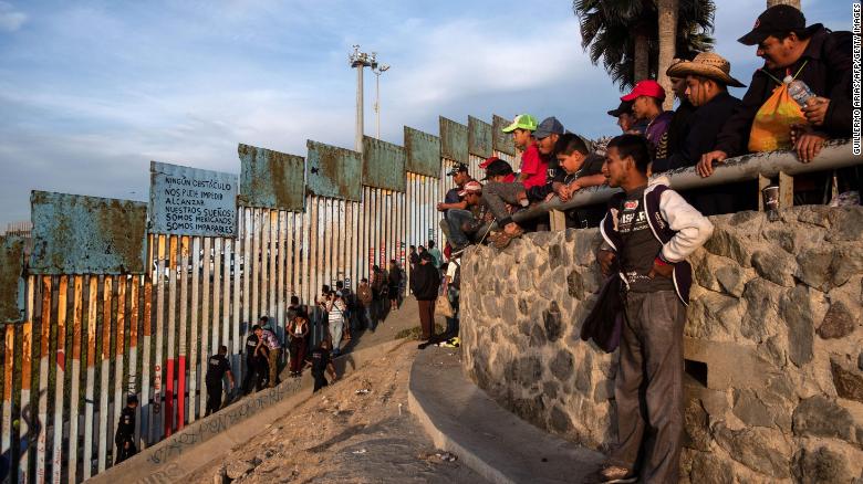 La caravana est a apenas pasos de EE.UU. pero cruzar legalmente