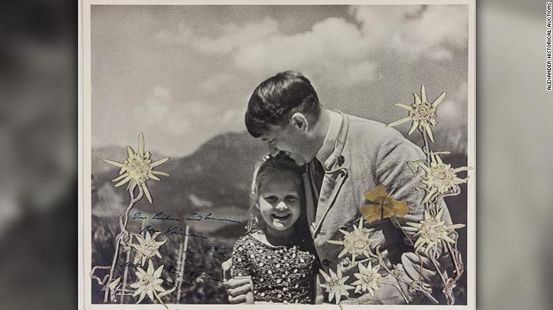 La fotografía muestra a Hitler abrazando a Rosa Bernile Nienau, que tenía unos cinco o seis años, y está adornada con flores que fueron colocadas por la niña, dijo Alexander Historical Auctions.