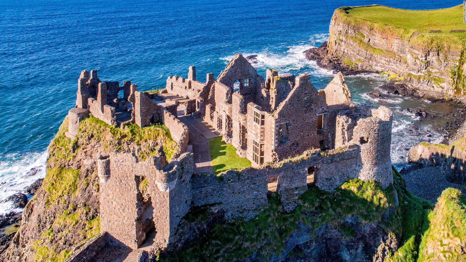 Scotland northern ireland. Замок Данлюс Северная Ирландия. Замок Касл Ирландия. Средневековые замки Ирландии. Замок кром Ирландия.