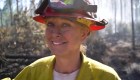 La mujer bombero que ayuda a combatir los incendios forestales